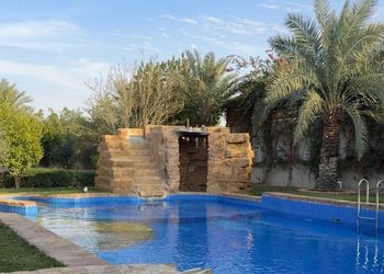 استراحة بمسطح اخضر ومجالس