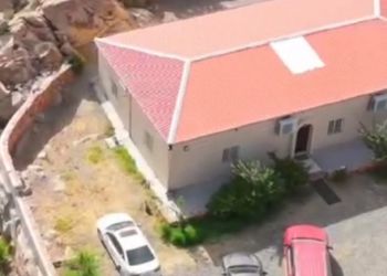 استراحة بمجلس بإطلالة على الجبل