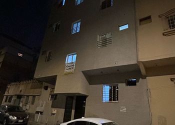 استديو بأثاث مريح وبسيط 