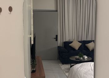 استديو بأثاث مريح وبسيط 