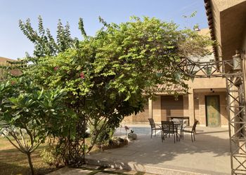 شاليه بمسبح و مسطح اخضر 