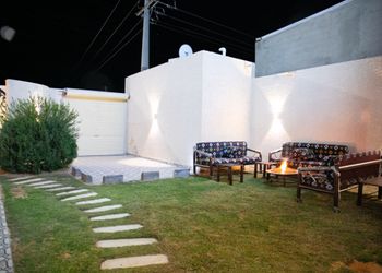 شاليه بجلسة خارجية ومسطح اخضر