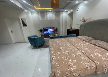 استديو بأثاث مريح وبسيط 
