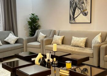 شاليه بجلسة خارجية ومسطح اخضر