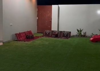 استراحة بمجلس وفناء خارجي 