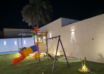 شاليه بمسطح اخضر وجلسة خارجية