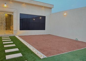 شاليه بمسطح اخضر ومسبح 