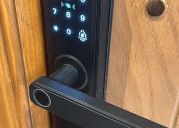 استديو بأثاث مريح وبسيط 
