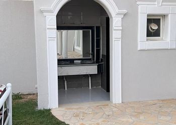 شاليه بمسطح اخضر وجلسة خارجية 