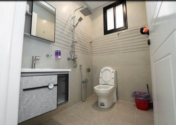 شاليه بمسطح اخضر وجلسة خارجية 