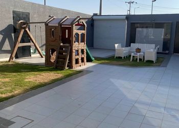 شاليه بمسطح اخضر ومسبح 