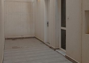 شقة بغرفتين نوم وصالة ومطبخ