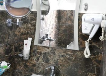 استديو بأثاث مريح وبسيط 