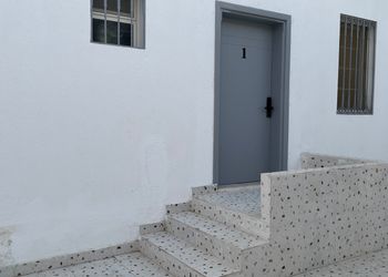 شقة بغرفة معيشة وغرفة نوم 