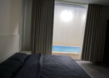 شاليه بمسطح اخضر ومسبح 
