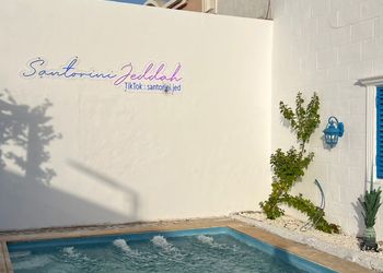 شاليه بجلسة تطل على مسبح خارجي 
