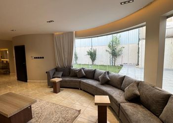 شاليه بمسطح اخضر ومسبح 