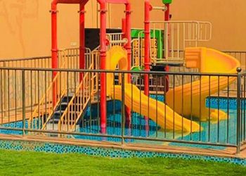 شاليه بألعاب مائية ومسطح اخضر