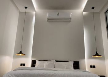 شاليه بمسطح اخضر ومسبح 
