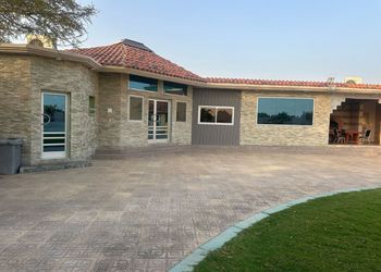 استراحة بمسطح اخضر ومجالس