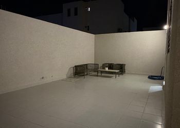 شقة بصالة هادئة ودخول ذاتي 