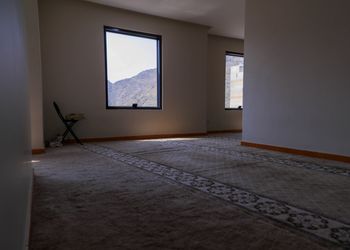 استديو بأثاث مريح وبسيط