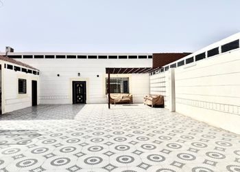 شاليه بمسطح اخضر ومسبح 