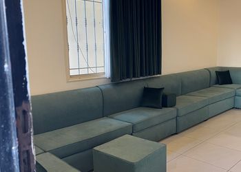 شاليه بمسطح اخضر وجلسة خارجية 