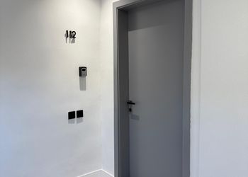 استديو بأثاث مريح وبسيط 