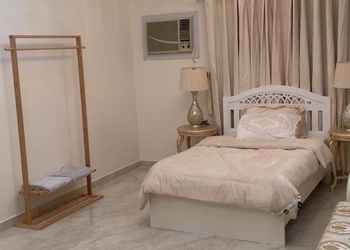 استديو بأثاث مريح وبسيط 