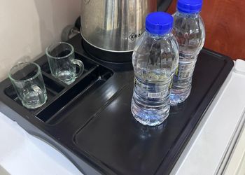استديو بأثاث مريح وبسيط 