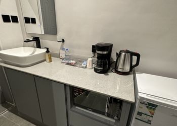 استديو بأثاث مريح وبسيط 