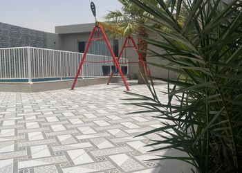 شاليه بجلسة مطلة على المسبح