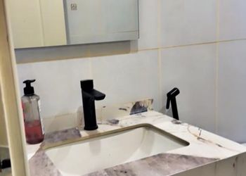 استديو بأثاث مريح وبسيط 