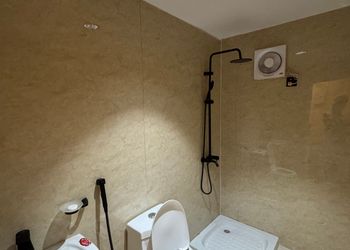 مزرعة محاطة بالجبال