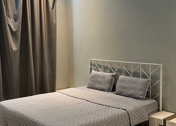 شاليه بمسطح اخضر وجلسة خارجية 
