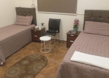 استديو بأثاث مريح وبسيط