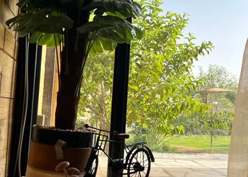 استراحة بمسبح خارجي ومسطح اخضر