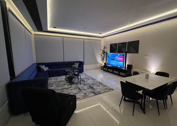 شاليه بمسطح اخضر وجلسة 