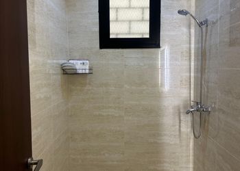 استديو بسرير ماستر وأثاث مريح 