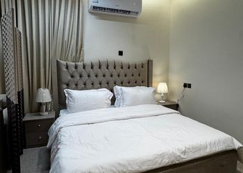 استديو بسرير ماستر وجلسة جانبية