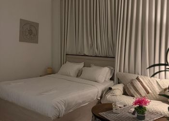 استديو بأثاث مريح وبسيط 