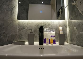 استديو بأثاث مريح وبسيط 