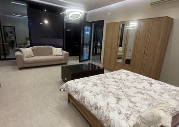 شاليه بمسطح اخضر وجلسة خارجية 