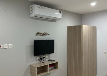 استديو بأثاث مريح وبسيط 