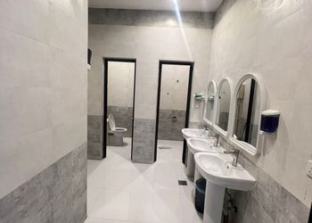 شاليه بجلسة خارجية ومسطح اخضر