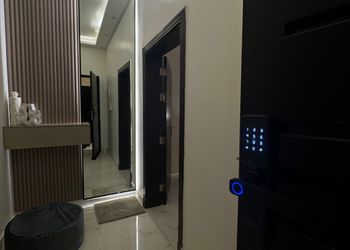 استديو بسرير مريح وتصميم هادئ 