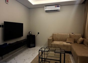 شقة بصالة مريحة وغرفة نوم 