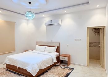 غرفة بسريرين مفردة داخل مزرعة 