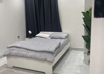 استديو بأثاث مريح وبسيط 